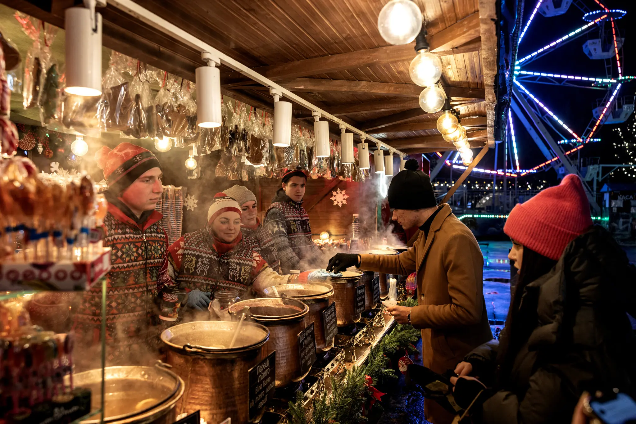 Кіоск глінтвейну в парку розваг радянських часів у Києві.
